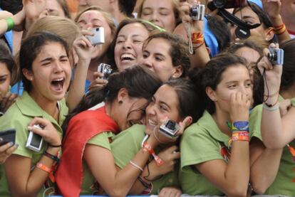 Un grupo de jóvenes hace fotos a Benedicto XVI.