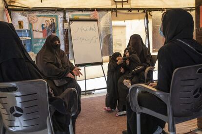 Un grupo de mujeres sentadas en círculo durante una de las sesiones de apoyo psicosocial en las que hablan de las aptitudes para la vida y de cómo lidiar con el estrés y las dificultades, especialmente cuando se vive en uno de los campamentos de desplazados del noreste de Siria.