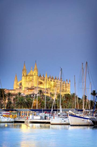 El puerto y la catedral de Palma (Mallorca).
