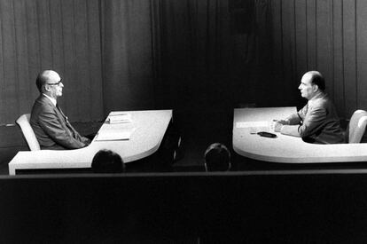 El derechista Valery Giscard d'Estaing (i) y el socialista François Mitterrand (d) se vuelven a enfrentar en un debate televisivo en 1981. Esta vez fue el socialista quien logró la victoria y con el 51,7% de los votos, siendo presidente de la República Francesa entre 1981 y 1995.