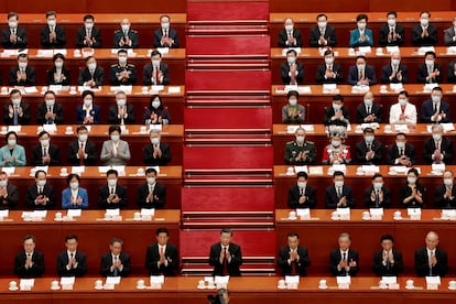El presidente chino Xi Jinping y otros miembros del gobierno en la apertura de la asamblea nacional.