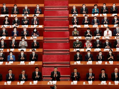 El presidente chino Xi Jinping y otros miembros del gobierno en la apertura de la asamblea nacional.