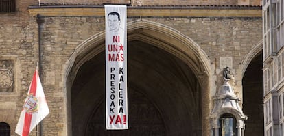 Una pancarta con la efigie del preso de ETA Kepa del Hoyo fallecido en la cárcel de Badajoz por un paro cardiaco, y con lemas a favor de la salida a la calle de los presos, apareció el viernes en la plaza de la Virgen Blanca de Vitoria.