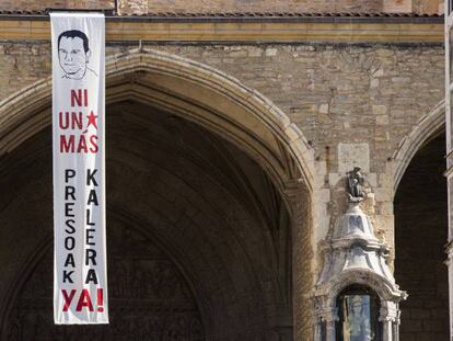 Una pancarta con la efigie del preso de ETA Kepa del Hoyo fallecido en la c&aacute;rcel de Badajoz por un paro cardiaco, y con lemas a favor de la salida a la calle de los presos, apareci&oacute; el viernes en la plaza de la Virgen Blanca de Vitoria. 