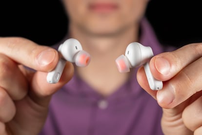 Un hombre con auriculares inalámbricos de tipo 'true wireless', sin ningún cable.