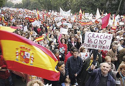 La Ley Orgánica de Educación (LOE) ha sido uno de los grandes argumentos de oposición del PP contra el Gobierno. El 12 de noviembre, una manifestación recorría Madrid bajo el lema LOE no. Al frente, la cúpula del PP y seis obispos. Detrás, dos millones de personas según la organización y 375.000 según este periódico. Días más tarde, el presidente del Gobierno se reunía con los organizadores. El 28 de noviembre, el Congreso aprobaba los cambios de la ley que blindan las materias comunes con el voto contrario del PP.