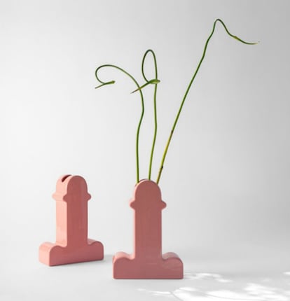 El mítico florero Shiva (1973), de Ettore Sottsass Jr., es ya marca de la casa B.D. Barcelona. Cuesta 199,65 euros y ahora lo puedes encontrar con un 15% de descuento <a href="https://www.domesticoshop.com/florero-shiva.html" rel="nofollow" target="_blank">en Domestico Shop</a>.