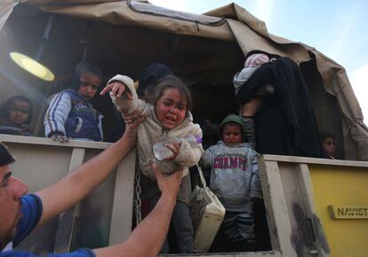 Iraquíes desplazados de Mosul llegan al campamento de Hamam al-Alil, durante la ofensiva de las fuerzas gubernamentales para recuperar las partes occidentales de la ciudad de los combatientes del grupo del Estado islámico.
