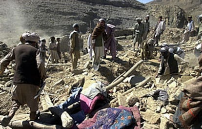 Habitantes de Karam, al oeste de Afganistán, observan los daños causados por un bombardeo estadounidense en octubre del año pasado.