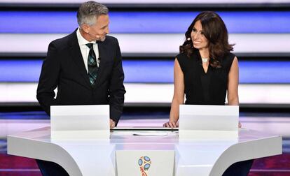 Lineker e Maria Komandnaya, apresentadores do sorteio da Copa 2018.