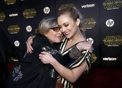 Carrie Fisher, quien saltó a la fama como la Princesa Leia, junto a su hija, la actriz Billie Lourd, que aparece en 'El despertar de la fuerza'.