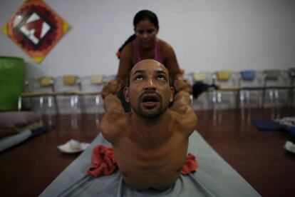 Un terapeuta ocupacional (fondo) realiza un masaje al prisionero basileño Anderson Miranda como parte del programa 'Acuda', en una cárcel de Porto Velho (Brasil).