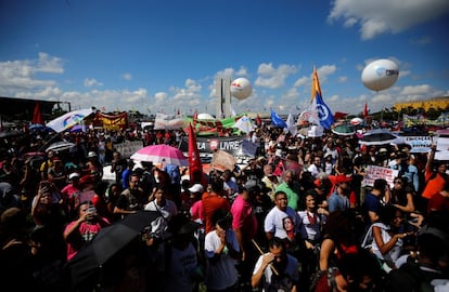 Professores e estudantes se manifestam em Brasília contra o contingenciamento dos gastos com educação. 