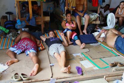 Although the exact number isn’t clear, there could be more than ten pregnant women. Some have experienced medical complications because of the difficult conditions they’ve endured during these past days, although certain Turbo residents have opened their homes to the expecting mothers.