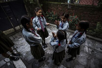 Los 16 chicos conviven en una casa regentada por un matrimonio nepalí, Raju y Kanchi Lama, que se encarga de preparar la comida, ayudarles con los estudios y demás tareas del día a día. La ONG sobrevive gracias a varios patrocinadores privados, ya que no reciben ningún tipo de subvención por parte del gobierno nepalí. En la imagen, las chicas esperan jugando en el patio de la casa la llegada del autobús que les llevará al colegio.