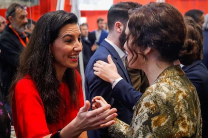 La presidenta de la Comunidad de Madrid, Isabel Díaz Ayuso (derecha), y la portavoz de Vox en la Comunidad de Madrid, Rocío Monasterio, participan este viernes en la celebración del Día de Madrid en Fitur.