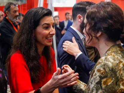 La presidenta de la Comunidad de Madrid, Isabel Díaz Ayuso (derecha), y la portavoz de Vox en la Comunidad de Madrid, Rocío Monasterio, participan este viernes en la celebración del Día de Madrid en Fitur.