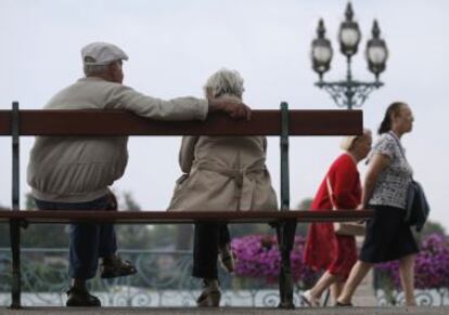 Un pareja de jubilados en un banco junto al lago de Enghien-les-Bains, al norte de París, en 2013.