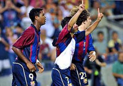 Saviola, junto a Kluiver y Puyol, levanta los brazos para celebrar su gol, el primero del Barça.