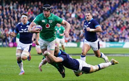 James Ryan es derribado durante el partido del Seis Naciones entre Irlanda y Escocia, en Edimburgo este domingo.