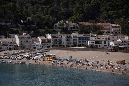 Turistas y bañistas en la playa de Sa Riera, en Begur.