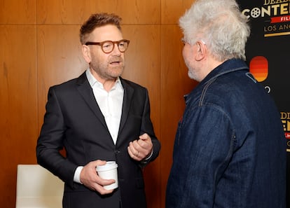 Kenneth Branagh charla con Pedro Almodóvar durante un encuentro entre directores organizado por la revista Deadline en Los Ángeles en noviembre de 2021.