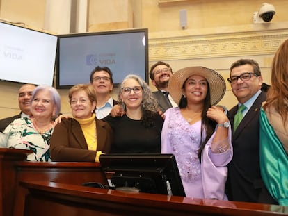 La ministra del Trabajo, Gloria Inés Ramírez, celebra con senadores del Pacto Histórico el avance de la ponencia del Gobierno sobre la reforma pensional.