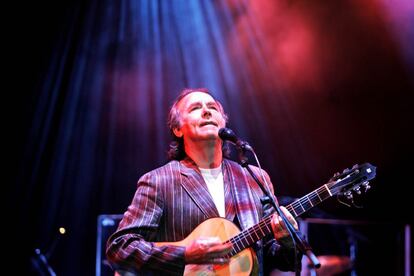 Serrat en el primero de los 17 conciertos que ofreció en el Teatre Nacional de Catalunya (TNC) coincidiendo con la publicación de su disco <i>Mo</i>. El trabajo rendía homenaje a la isla de Menorca y a su capital, Mahón, lugar donde el artista se refugiaba para trabajar y descansar.