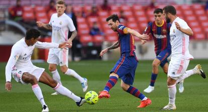 Jugadores de Barcelona y Real Madrid en el último partido disputados entre ambos equipos.