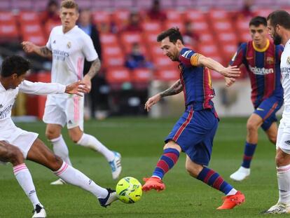 Jugadores de Barcelona y Real Madrid en el último partido disputados entre ambos equipos.