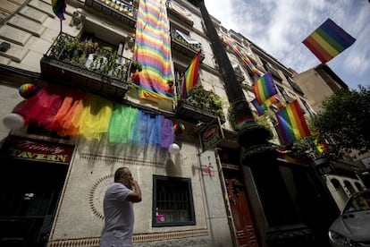 Banderas decorando uno de los edificios del barrio de Chueca.