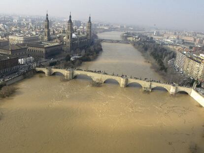 El Ebro, a su paso por Zaragoza en una crecida en 2003.