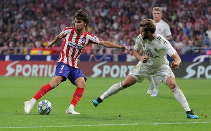 João Félix (a la izquierda), del Atlético de Madrid, regatea un balón a Nacho.