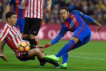 El delantero brasileño de Barcelona Neymar dispara ante el centrocampista del Athletic Bilbao Óscar de Marcos. 