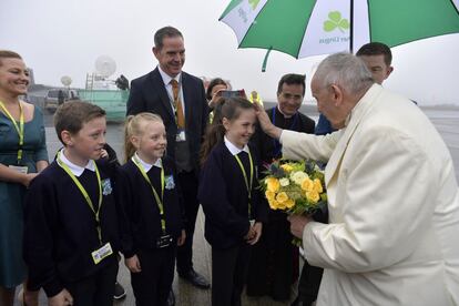 El pontífice saluda a unos niños a su llegada al santuario de Knock, el 26 de agosto de 2018.