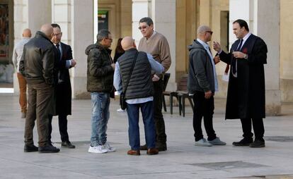 Cinco de los acusados en el caso Polop conversando con sus abogados en un receso del acto de entrega de la sentencia del juicio.