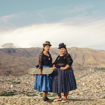 Joselin Brenda Mamani (27 años) junto a su madre, Lucía Rosmeri Quispe (46 años). Para Brenda, el hecho de patinar con estos trajes supone un reto, pero representa sus raíces. <br><br><i>Fui a Cochabamba atraída por la historia de las mujeres skaters, pero acabé descu¬briendo algo más profundo. Las mujeres bolivianas siempre lucharon por su libertad y su independencia. Las polleras, un símbolo de fuerza y de lucha, cargan un legado de resistencia. </i><br>