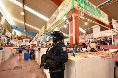 Un policía resguarda una pollería en Chilpancingo, Guerrero, luego del asesinato de ocho comerciantes de pollo en junio de este año.