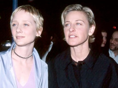 Anne Heche y Ellen DeGeneres, en el estreno de 'Mujer contra mujer' en enero de 2000, en California.