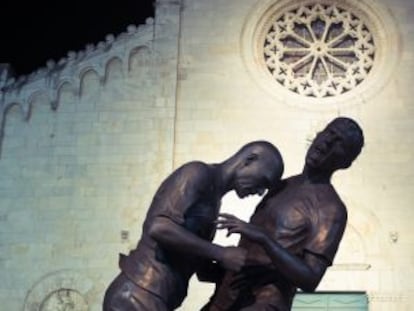 La estatua de Zidane y Materazzi cuando fue expuesta en Italia. 