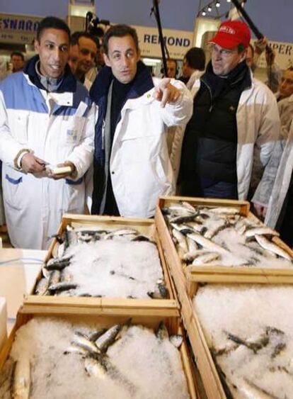 Nicolas Sarkozy (centro) visita ayer un mercado de París.