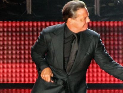 Luis Miguel antes de abandonar su concierto en el Auditorio Nacional.