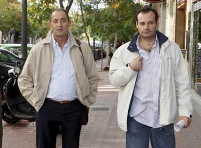 Los sindicalistas José Juan Arcéiz (derecha) y Pedro Bona, ayer tras la reunión en Zaragoza.