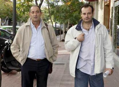 Los sindicalistas José Juan Arcéiz (derecha) y Pedro Bona, ayer tras la reunión en Zaragoza.