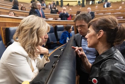 Yolanda Díaz charla con Marta Lois e Íñigo Errejón en el pleno del pasado 15 de noviembre en el Congreso.
