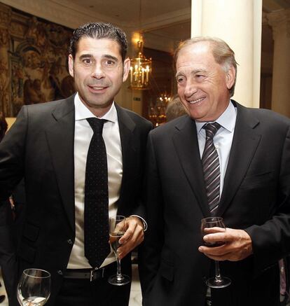 El exfutbolista Fernando Hierro, junto a Toni Grande, ayudante de Del Bosque en la selección.