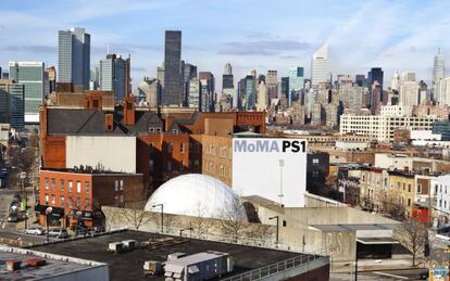 El edificio del MoMA PS1, en Queens, con el 'skyline' de Manhattan al fondo, en Nueva York.