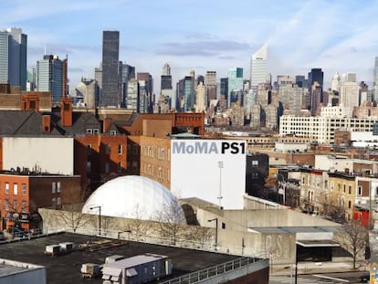 El edificio del MoMA PS1, en Queens, con el 'skyline' de Manhattan al fondo, en Nueva York.