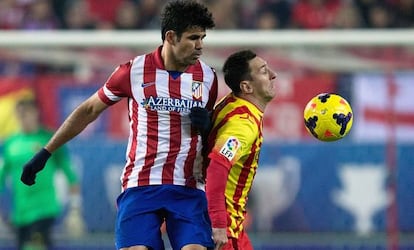 Diego Costa (l) of Atl&eacute;tico Madrid tackles Barcelona&#039;s Lionel Messi during Saturday&#039;s 0-0 tie at the Calder&oacute;n. 