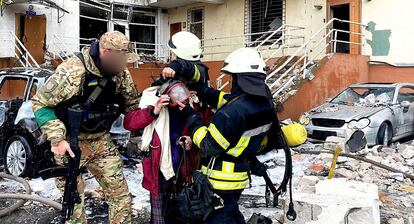 Equipos de emergencia rescatan a una mujer tras el bombardeo de un edificio residencial en Odesa, este sábado.